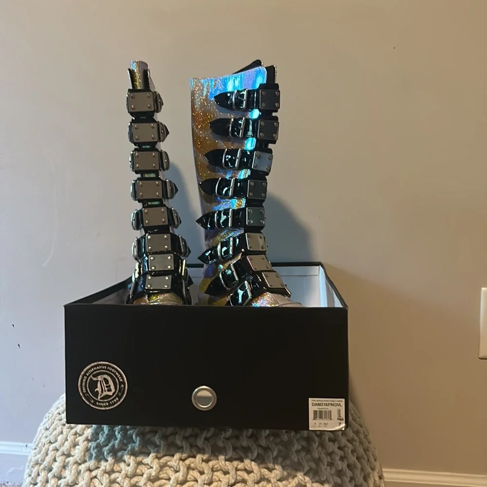 Boots - Picture 4 of 7